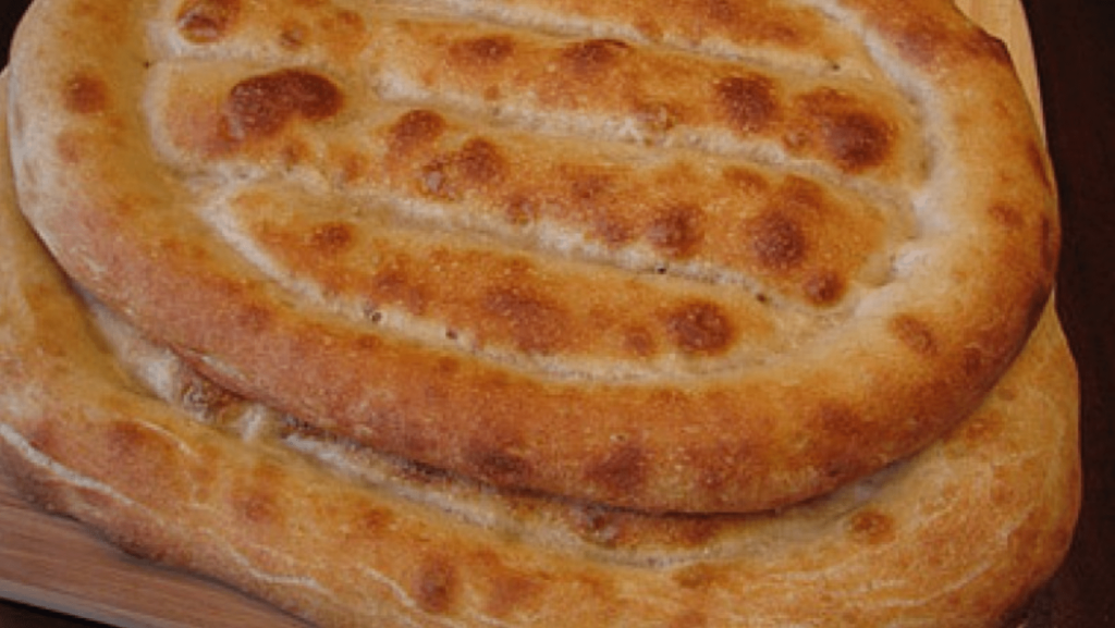 Толстый лаваш в домашних условиях. Армянский хлеб матнакаш. Лаваш матнакаш. Армянская лепешка матнакаш. Хлебная лепешка матнакаш.
